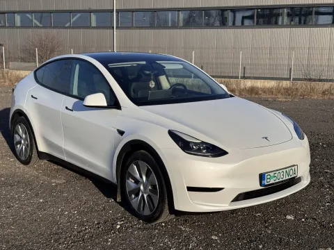 Tesla Model Y — poza 3