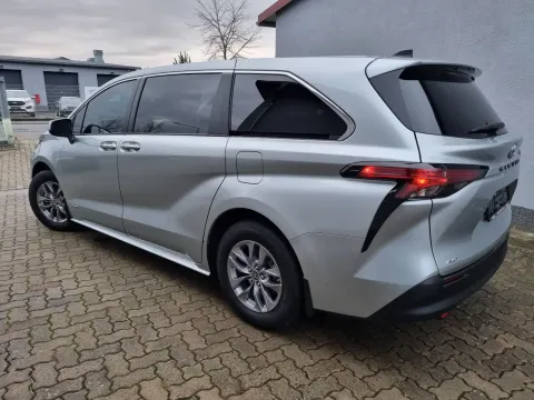 Toyota Sienna — poza 3