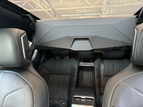 BMW 750 — poza 2