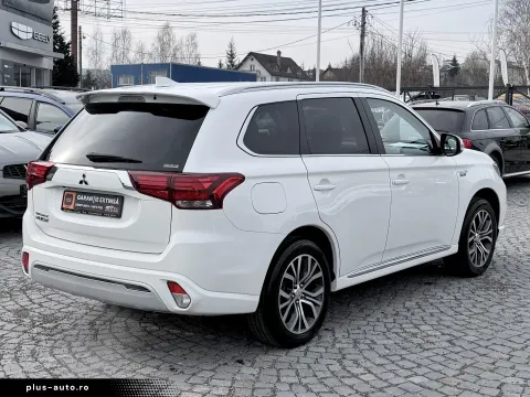 Mitsubishi Plug-In Hybrid Outlander — poza 3
