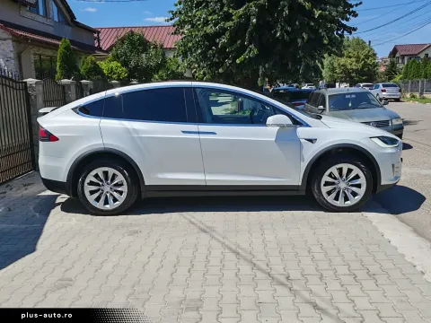 Tesla Model X — poza 2