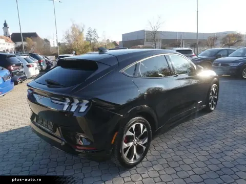 Ford Mustang Mach-E — poza 2