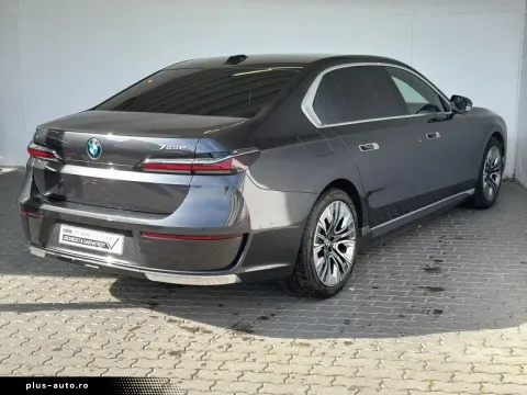 BMW 750 — poza 3